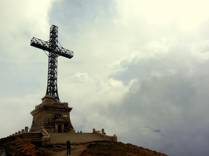 Paysage de montagne avec une croix, vue 1