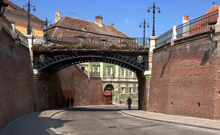 Le pont des Mensonges à Sibiu, vu de côté