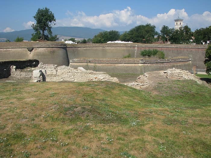 Ruines dans l’enceinte fortifiée d’Alba Iulia, où se trouve le castrum romain