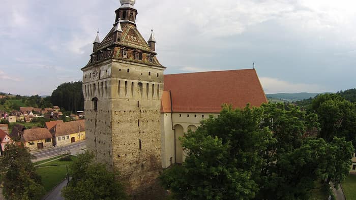 Luftaufnahme der Kirchenburg Saschiz