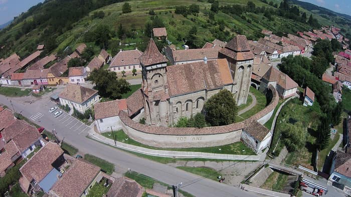 Luftbild der Kirchenburg von oben