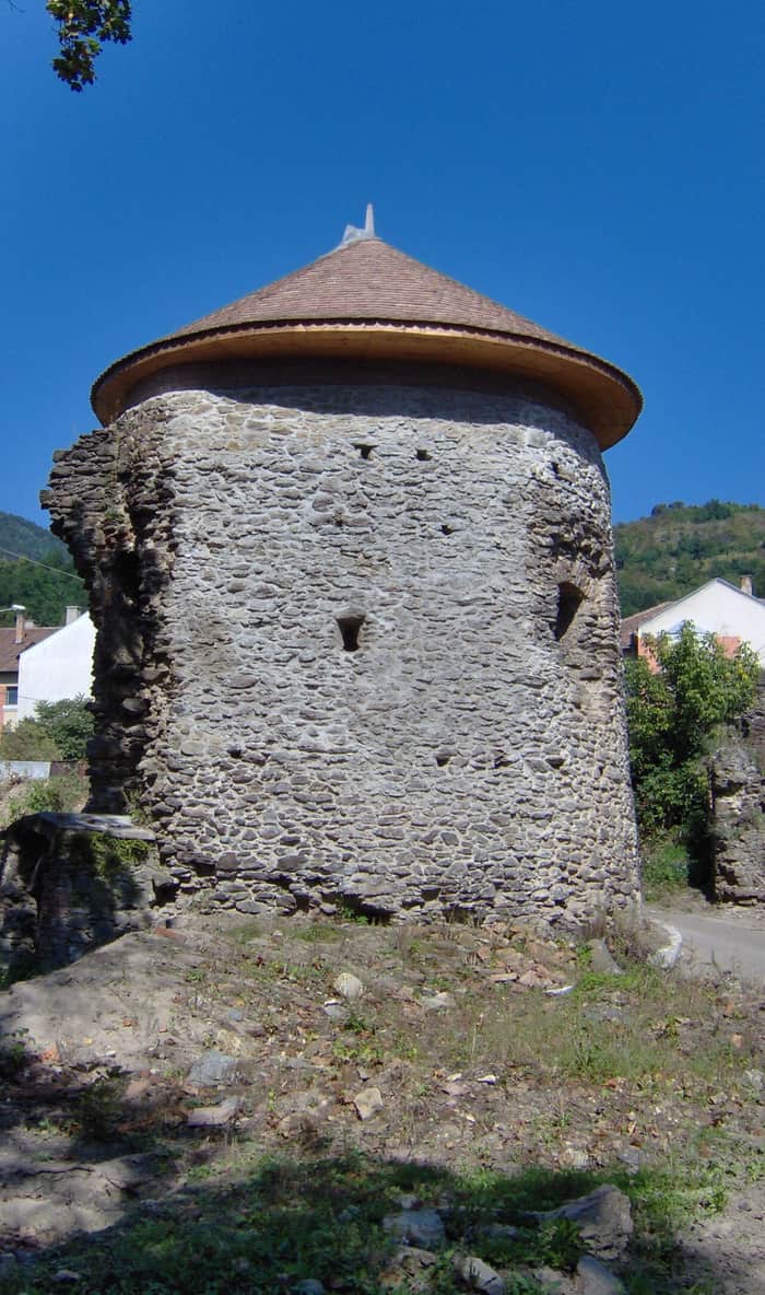 Les tours en ruine du château Báthory de Șimleu Silvaniei