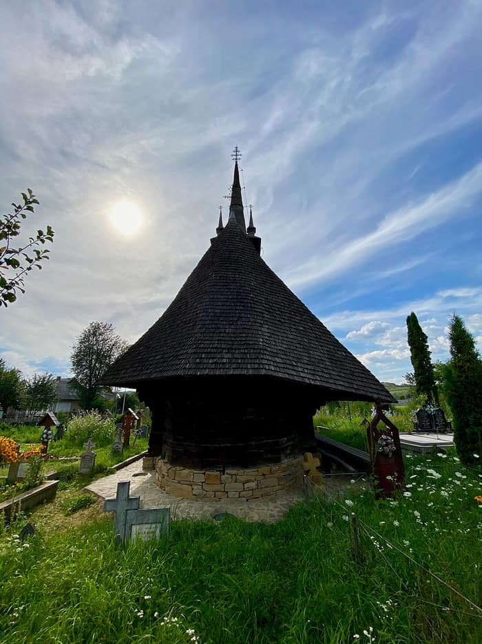 L’église en bois des Saints-Archanges de Rogoz et sa tour couverte de bardeaux