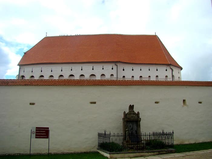 Die Kirchenburg Dersch mit ihren Mauern