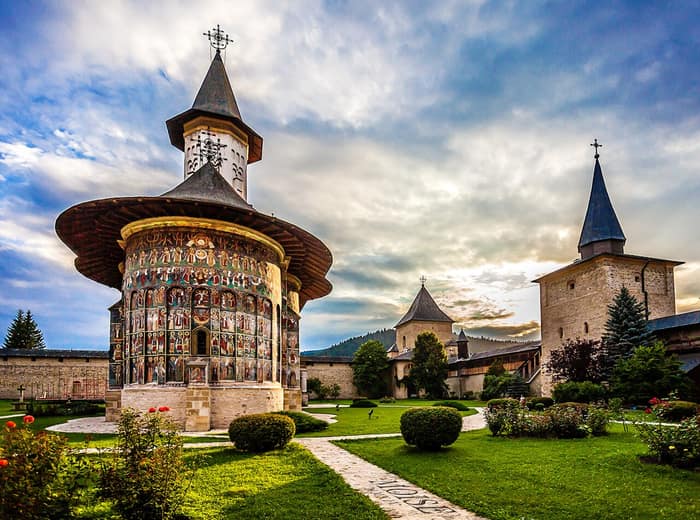 Biserica și curtea Mănăstirii Sucevița