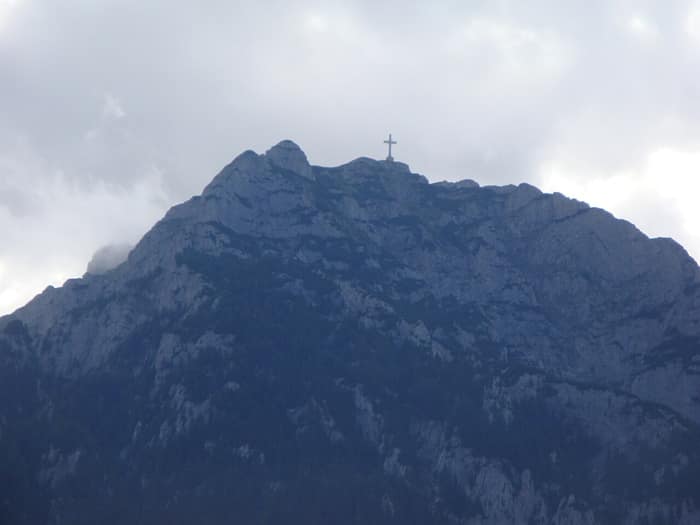 Les monts Bucegi près de la Croix des Héros