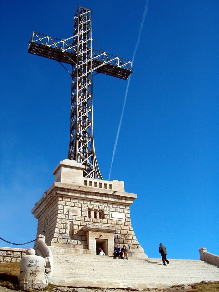 La Croix des Héros du Caraiman, dans les monts Bucegi