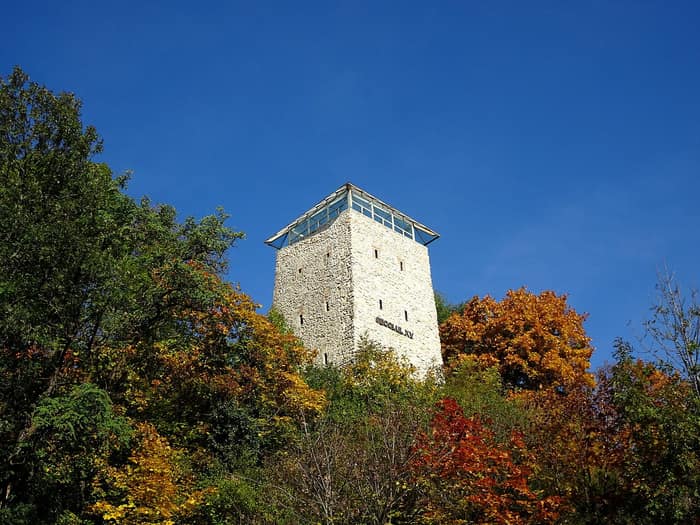La Torre Nera sullo sperone roccioso sopra Brașov