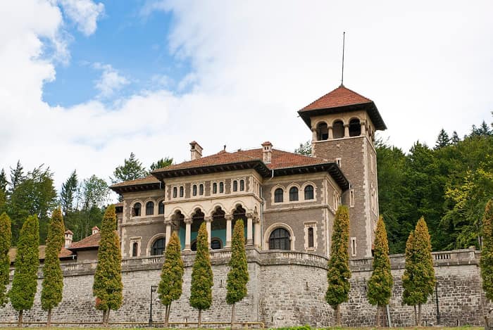 Le château de Cantacuzène à Bușteni vu depuis le parc