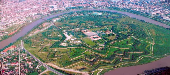 La forteresse d’Arad sur le Mureș, en vue d’ensemble