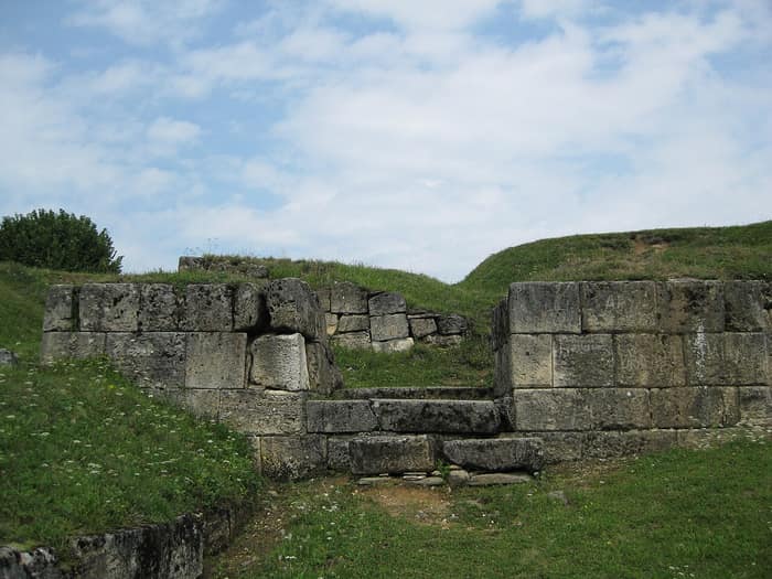 Les ruines de la forteresse dace de Blidaru sur la crête de la colline