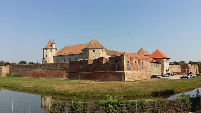 Die Burg Făgăraș von der Seite gesehen