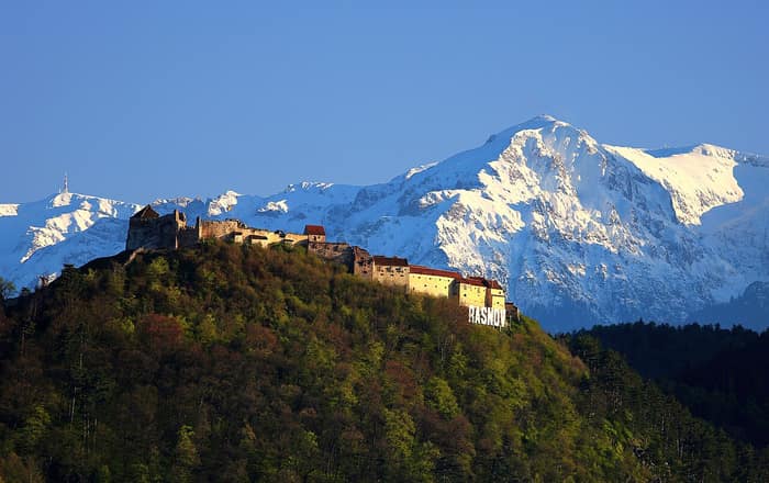 La forteresse de Râșnov vue depuis la route entre Cristian et Râșnov