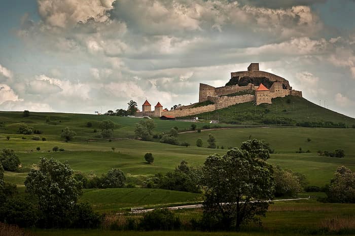 Die Festung Rupea (Burg Reps) auf ihrem Basalthügel im Kreis Brașov