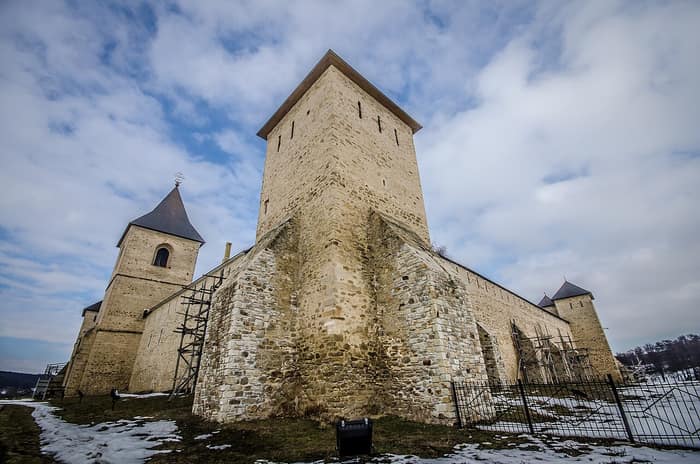 Les murs de défense du monastère de Dragomirna