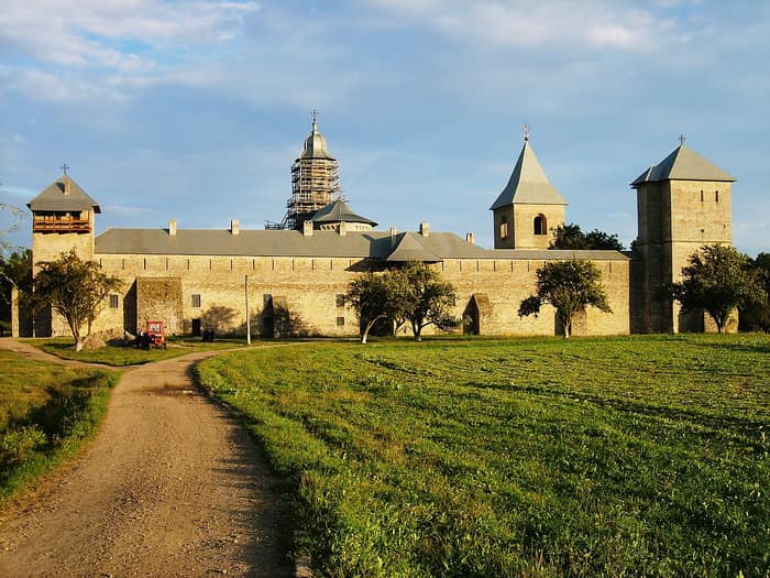 Le monastère de Dragomirna au coucher du soleil