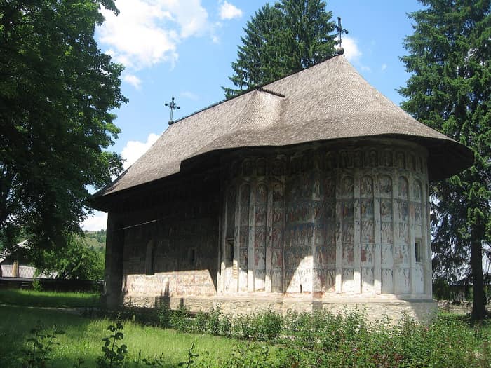 L’église du monastère de Humor avec son large toit de bardeaux