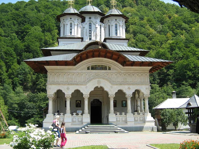 Fațada Mănăstirii Lainici