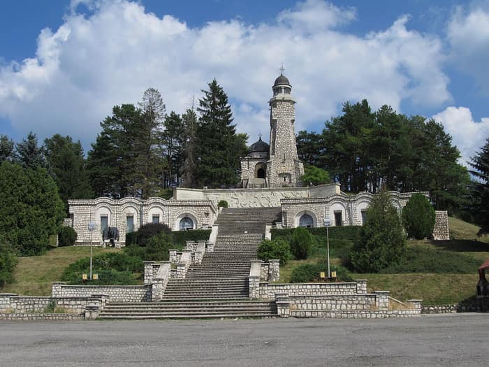Das Mausoleum von Mateiaș auf seinem Hügel im Kreis Argeș