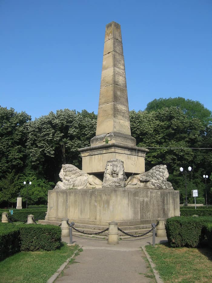 L’Obelisco dei Leoni nel parco Copou, a Iași