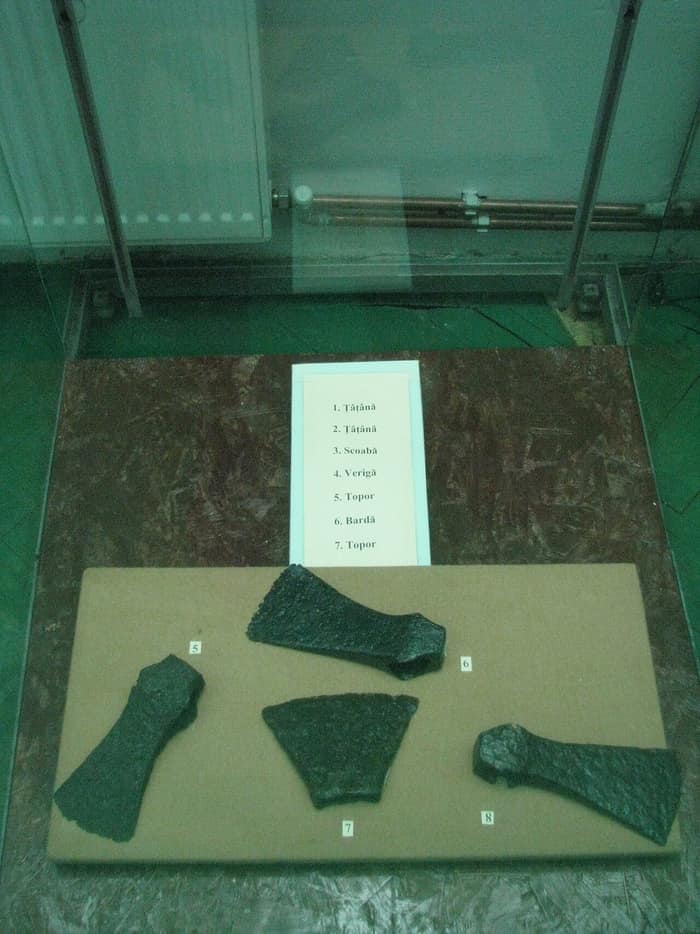 Haches et hachette de la forteresse dace de Bănița, photographiées dans un musée d’Orăștie