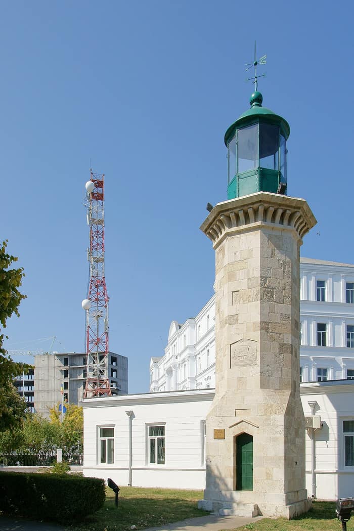 Le phare génois restauré à côté d’une tour radio moderne à Constanța