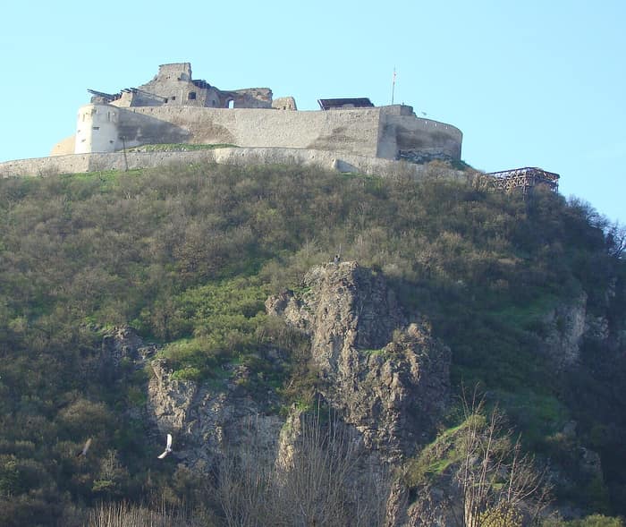 La citadelle de Deva sur sa colline volcanique au-dessus de la ville