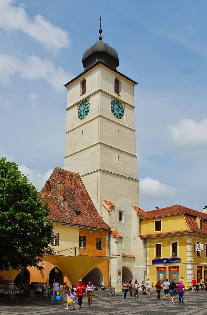 La tour du Conseil de Sibiu entre les deux places principales