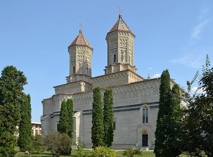 Il monastero dei Tre Gerarchi a Iași con le facciate in pietra scolpita