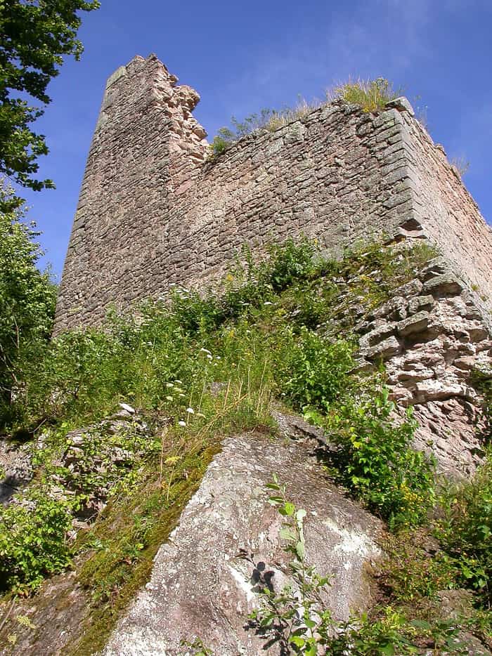 Le rovine del castello di Bálványos sulla collina vicino a Turia