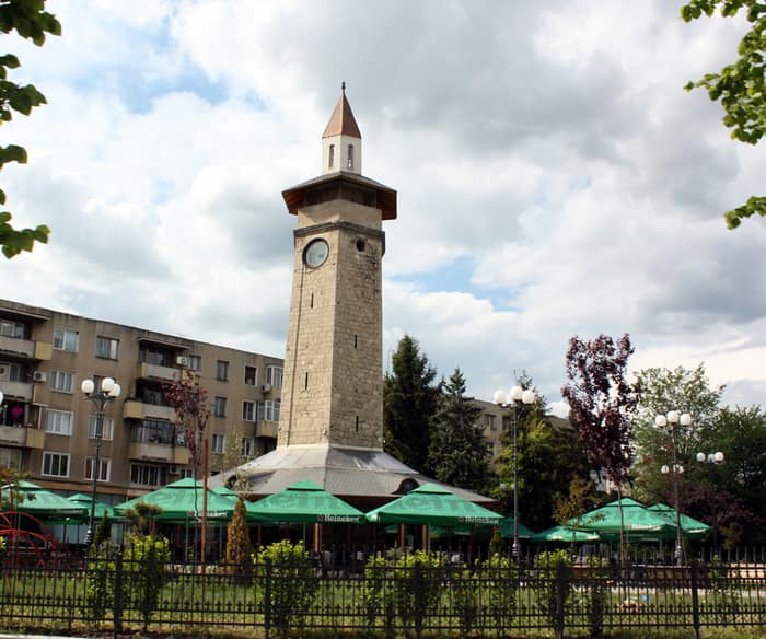 Der Uhrturm von Giurgiu über dem Stadtzentrum
