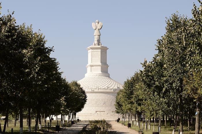 Vue vers le monument du Tropaeum Traiani à Adamclisi